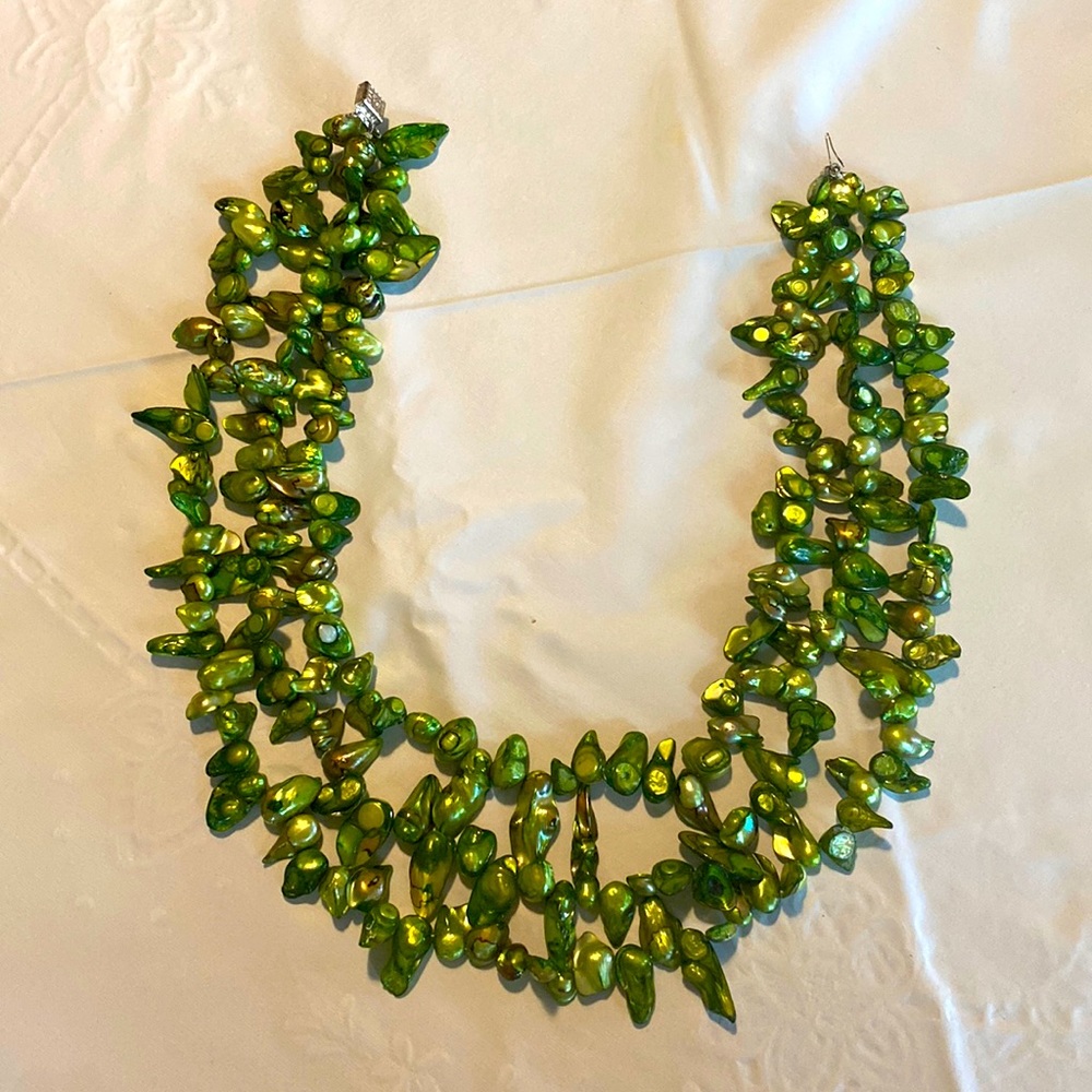 Three-Layered Crushed Pearl Chocker Necklace in Green